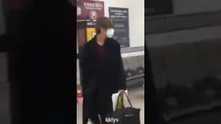 BTS  V Sale Corriendo De Las Coreanas Al Ser Visto En El Aeropuerto [upl. by Nitsraek656]