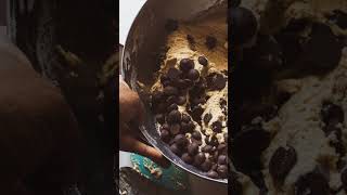 Easy and quick chocolate chip cookies cookies baking trendingshorts [upl. by Yroffej]