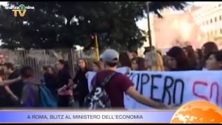 Sciopero protesta nelle strade uova e bombe carta contro il ministero del Tesoro VIDEONEWS [upl. by Stringer524]