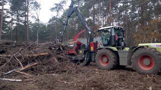 Zrębkowanie biomasy leśnej  ciągnik Claas Xerion [upl. by Ycnaffit]