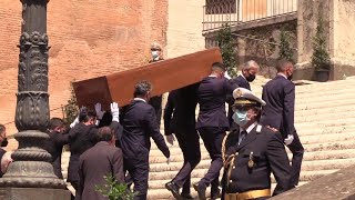 Funerali Carrà larrivo del feretro in Piazza del Campidoglio accompagnato da un lungo applauso [upl. by Niemad]