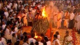 Bal Thackeray cremated Uddhav Raj perform final rites [upl. by Faulkner398]