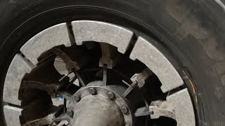 Tyres remolding tyre Refreadign process Tyre Remolbing live Tyre [upl. by Dragone816]