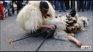 CARNEVALE TRADIZIONALE SARDO La creazione di una maschera di Ottana [upl. by Erbma]