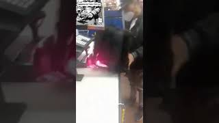 fardero en Walmart Texcoco intenta dar mordida al guardia de seguridad [upl. by Aoniak]