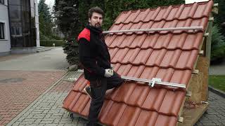 Jak wyciągnąć dachówkę ceramiczną falistą przy montażu instalacji PV [upl. by Raynell]