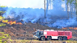 20042020  Gummersbach Riesiger Waldbrand bedroht Ortschaften Flugfeldlöschfahrzeuge im Einsatz [upl. by Hairakcaz]