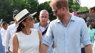 SEE DUCHESS MEGHAN amp PRINCE HARRY ARRIVING AT BENKOS BIOHO MAIN SQUARE TO CHEERS amp DRUMS HOLD HANDS [upl. by Otsugua68]