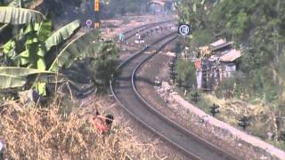 aksi seorang railfans demi mendapatkan spot foto yang bagus [upl. by Ahsimaj]