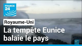 La tempête Eunice balaie le RoyaumeUni et met lEurope du Nord en alerte • FRANCE 24 [upl. by Atnom]