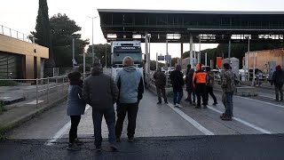 Agricultores franceses bloquean a los camioneros españoles por el acuerdo UEMercosur [upl. by Griffiths]