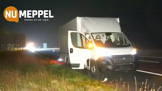 Vrachtwagen raakt van de weg op A32 bij Meppel [upl. by Anabahs]