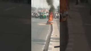 Narholi mathura bhartpur road halti gadi mai lgi bhayanak aag [upl. by Notirb]