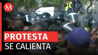 Policías repliegan a empujones a manifestantes de Interjet en Circuito Interior [upl. by Dedric947]